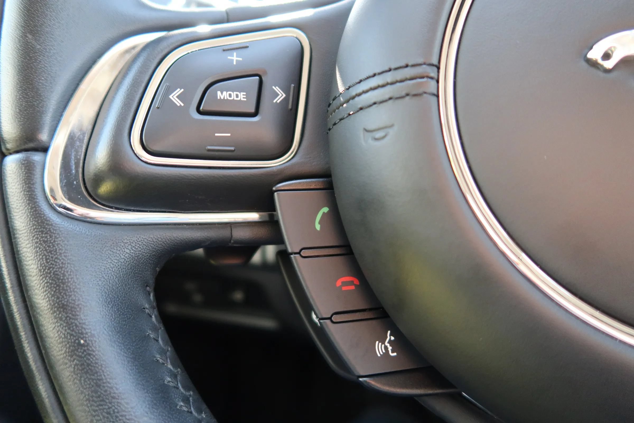 Used 2019 Jaguar XJ R-Sport RWD image 35
