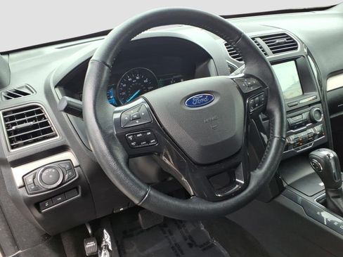 Used 2018 Ford Explorer XLT w/ Equipment Group 202A AWD/4WD image 12
