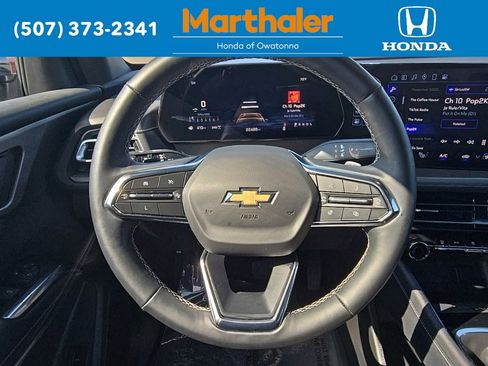Used 2025 Chevrolet Traverse LT image 23