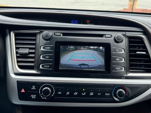 Used 2018 Toyota Highlander LE AWD/4WD image 19