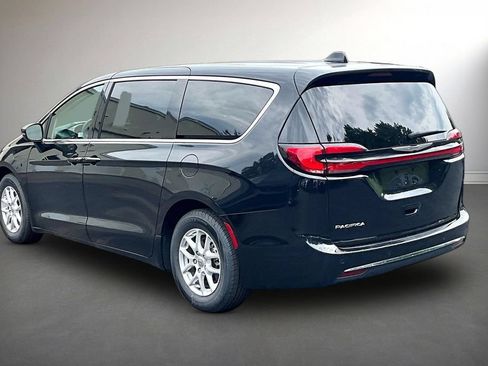 Used 2023 Chrysler Pacifica Touring-L FWD image 4