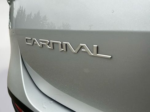 Used 2023 Kia Carnival LX image 16