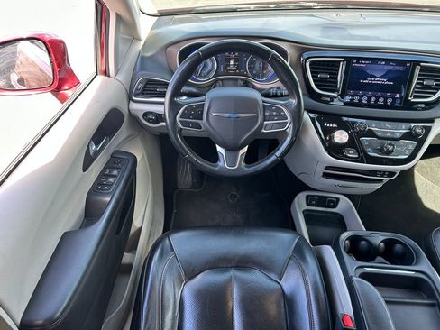 Used 2018 Chrysler Pacifica Touring-L FWD image 28