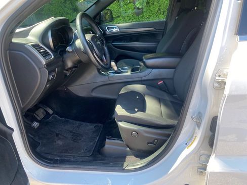 Used 2019 Jeep Grand Cherokee Laredo AWD/4WD image 9