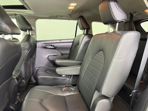 Used 2023 Toyota Highlander XLE image 29