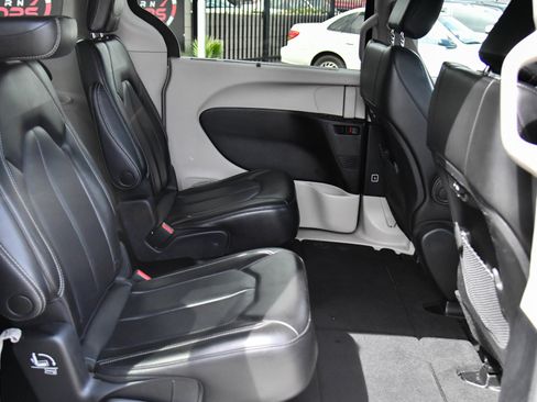 Used 2023 Chrysler Pacifica Touring-L FWD image 48