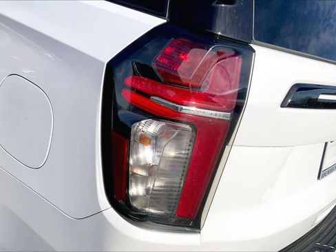 Used 2024 Chevrolet Tahoe Z71 w/ Luxury Package image 28