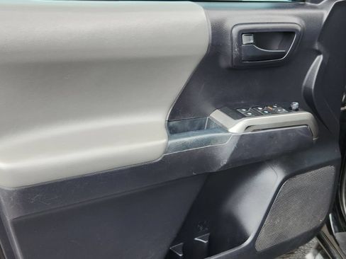 Used 2020 Toyota Tacoma SR5 AWD/4WD image 6