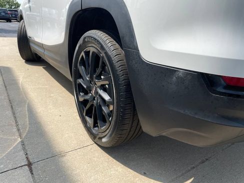 Used 2024 GMC Terrain SLE w/ Elevation Edition FWD image 17