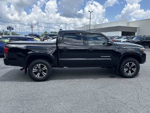 Used 2018 Toyota Tacoma TRD Sport AWD/4WD image 8