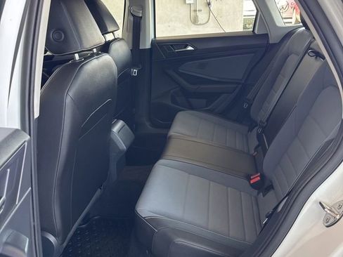 Used 2025 Volkswagen Jetta SE w/ Sunroof Package FWD image 9