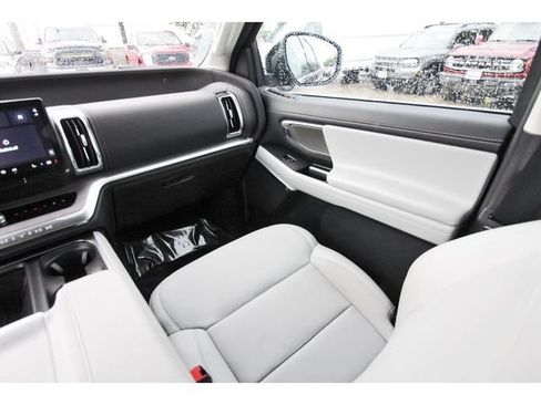 Certified 2025 Ford Expedition Platinum w/ Driver's Package AWD/4WD image 9