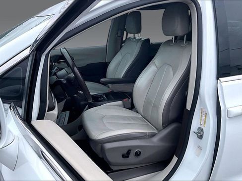 Used 2018 Chrysler Pacifica Touring-L image 14