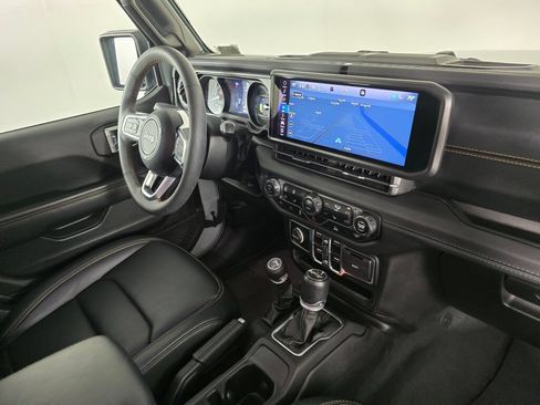 Used 2024 Jeep Wrangler Unlimited Sahara w/ Technology Group AWD/4WD image 43