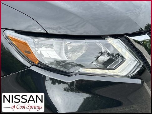 Used 2019 Nissan Rogue SV w/ Premium Package FWD image 10
