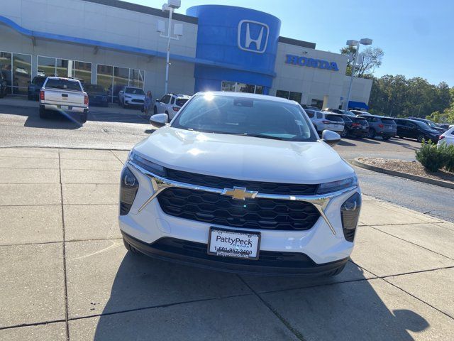 Used 2025 Chevrolet Trax LS w/ LS Convenience Package FWD image 3