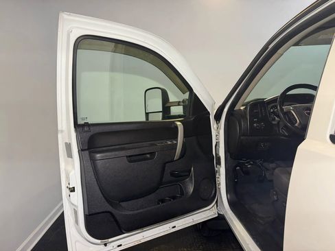 Used 2011 GMC Sierra 3500 SLE w/ SLE Preferred Package AWD/4WD image 7