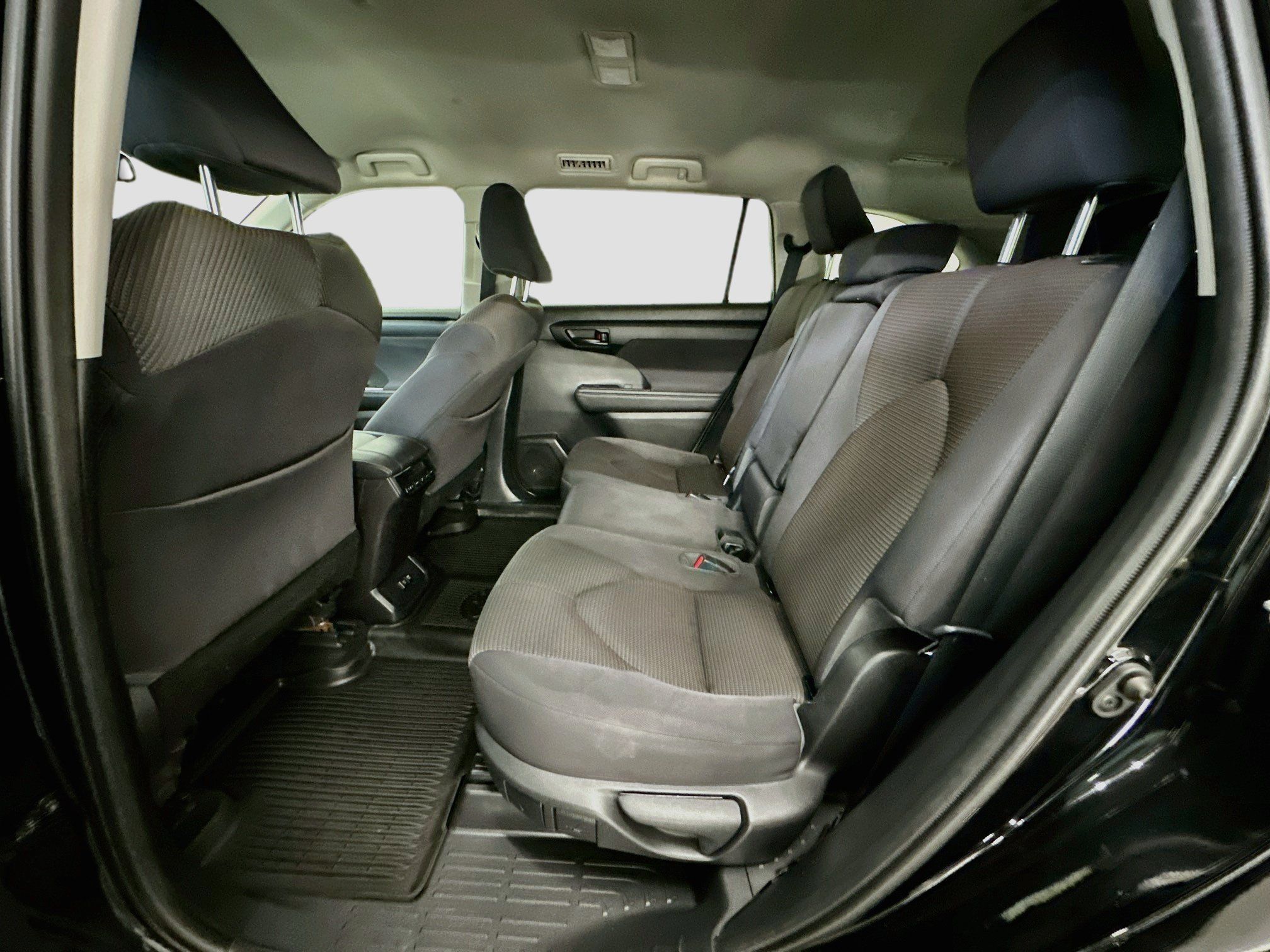 Used 2020 Toyota Highlander L AWD/4WD image 29