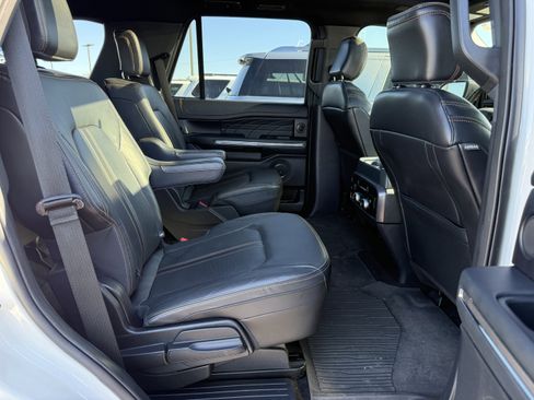 Used 2022 Ford Expedition Platinum image 11