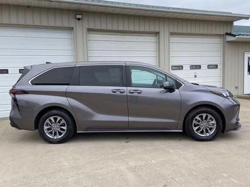 Used 2024 Toyota Sienna LE FWD image 7