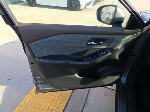 Used 2023 Nissan Rogue SV image 11