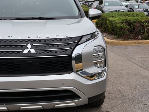 Used 2023 Mitsubishi Outlander SE image 14