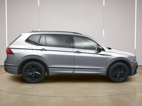Used 2024 Volkswagen Tiguan SE R-Line FWD image 8