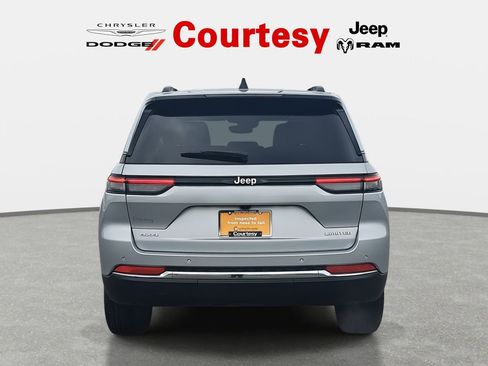 Used 2024 Jeep Grand Cherokee Limited image 4