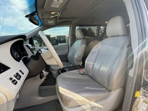 Used 2013 Toyota Sienna XLE image 10