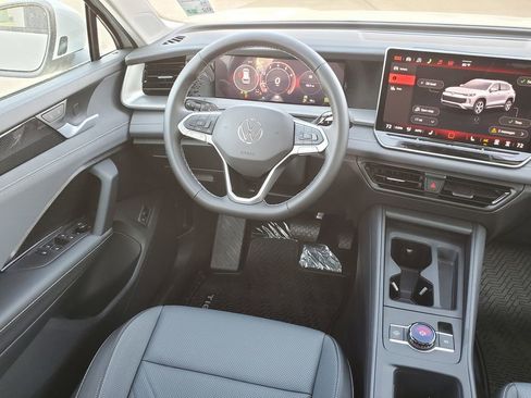 New 2026 Volkswagen Tiguan SE FWD image 12