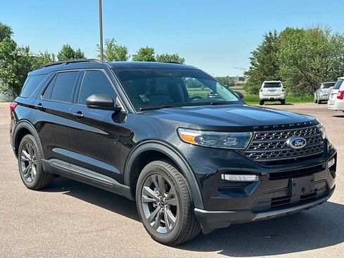 Used 2021 Ford Explorer XLT w/ Equipment Group 202A AWD/4WD image 7