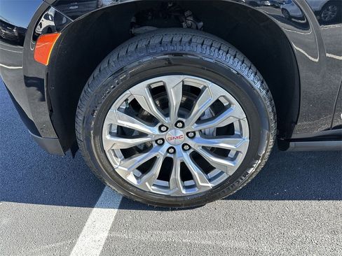 Used 2024 GMC Yukon Denali w/ Denali Reserve Package image 10