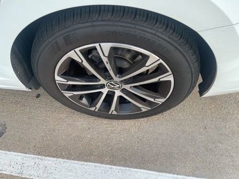 Used 2025 Volkswagen Jetta Sport image 3