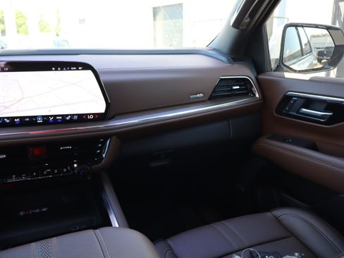 Used 2025 Chevrolet Suburban High Country AWD/4WD image 16