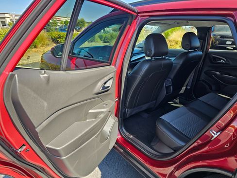 Used 2025 Chevrolet Trax LT w/ Driver Confidence Package FWD image 18