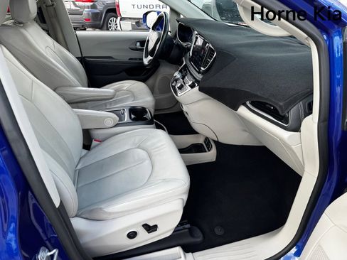 Used 2021 Chrysler Pacifica Touring-L w/ Uconnect Theater Family Group image 25