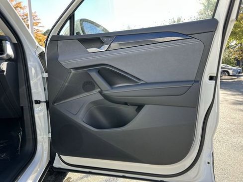 New 2025 Volkswagen Tiguan SE image 22