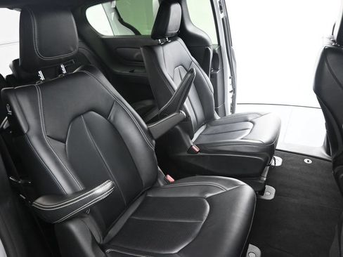 Used 2024 Chrysler Pacifica Limited FWD image 13