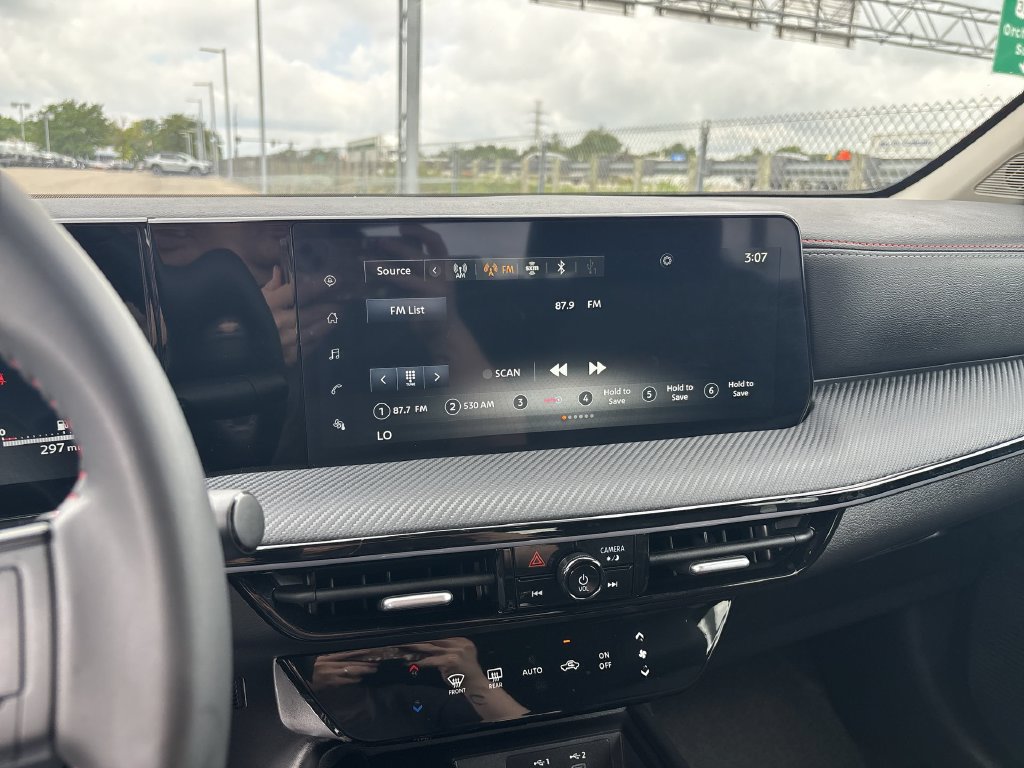 Certified 2025 Nissan Kicks SR FWD image 23