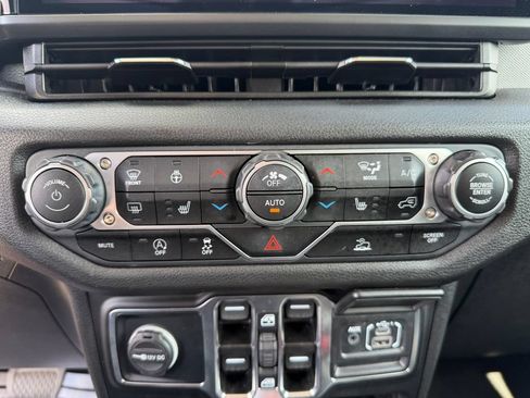 Used 2025 Jeep Wrangler Unlimited Sport AWD/4WD image 6