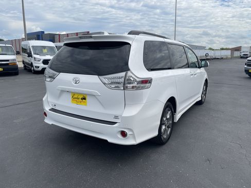 Used 2019 Toyota Sienna SE w/ SE Preferred Package AWD/4WD image 8