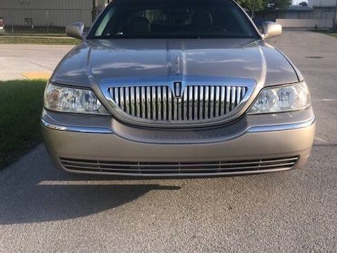Used 2003 Lincoln Town Car Executive RWD image 2