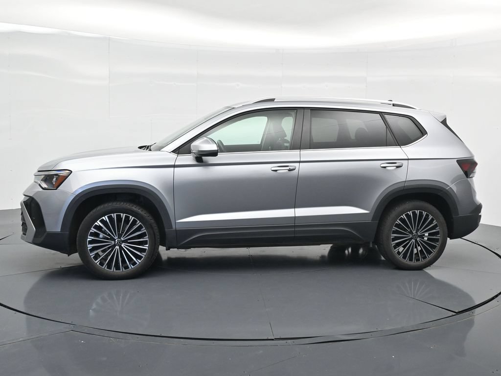 Used 2025 Volkswagen Taos SE FWD image 2