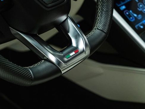 Used 2020 Lamborghini Urus image 26