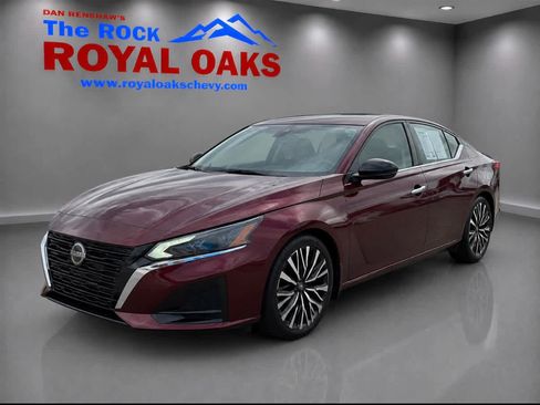 Used 2025 Nissan Altima 2.5 SV FWD image 1