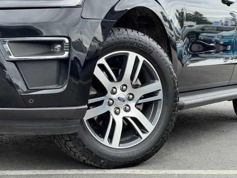 Used 2024 Ford Expedition Limited AWD/4WD image 2