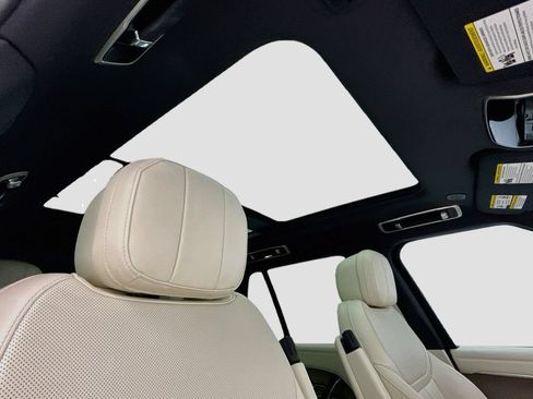 Used 2025 Land Rover Range Rover SE AWD/4WD image 17