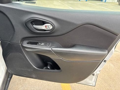 Used 2017 Jeep Cherokee Latitude FWD image 12