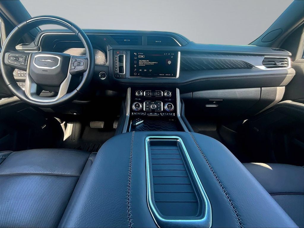 Used 2024 GMC Yukon Denali w/ Advanced Technology Package AWD/4WD image 9