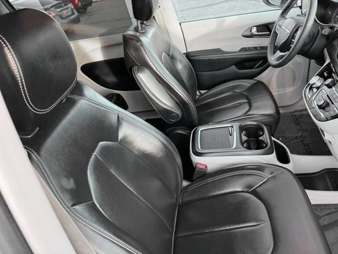 Used 2023 Chrysler Pacifica Touring-L image 21